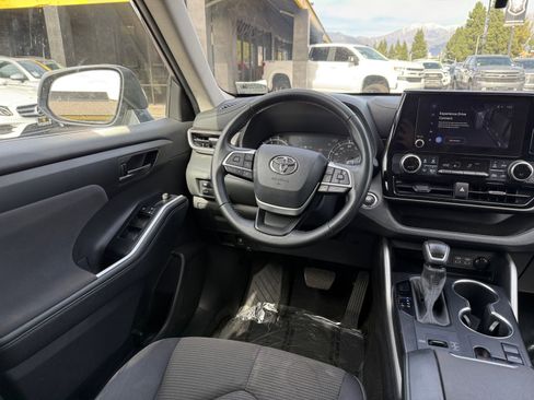 Used 2023 Toyota Highlander LE image 24
