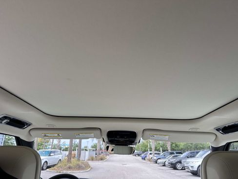 New 2026 Land Rover Range Rover Long Wheelbase SE AWD/4WD image 18