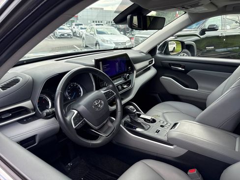Used 2024 Toyota Highlander XLE AWD/4WD image 10