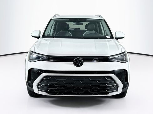 Used 2025 Volkswagen Taos SE AWD/4WD image 2