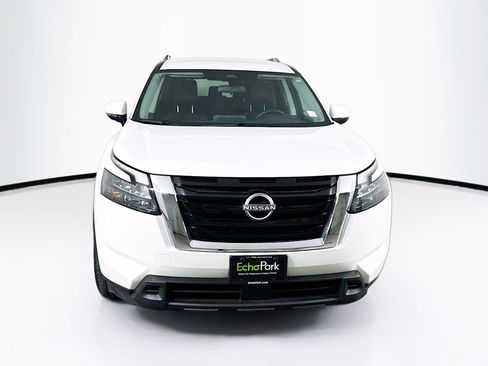 Used 2024 Nissan Pathfinder SV image 2