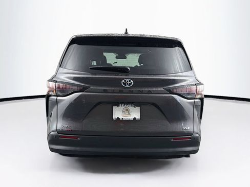 Used 2025 Toyota Sienna XLE FWD image 8