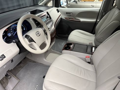 Used 2014 Toyota Sienna XLE AWD/4WD image 23