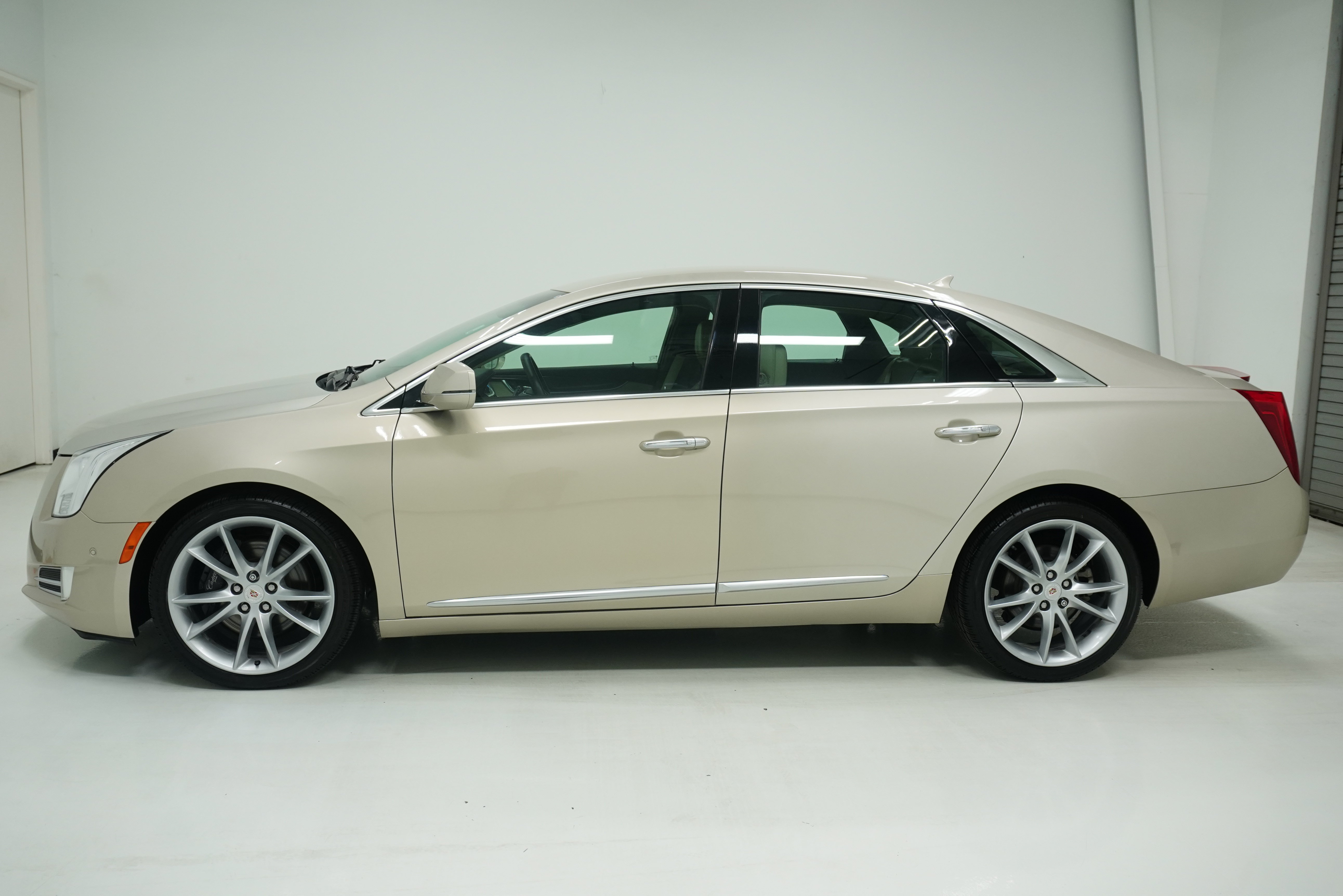 Used 2014 Cadillac XTS Premium w/ Driver Assist Package FWD image 7