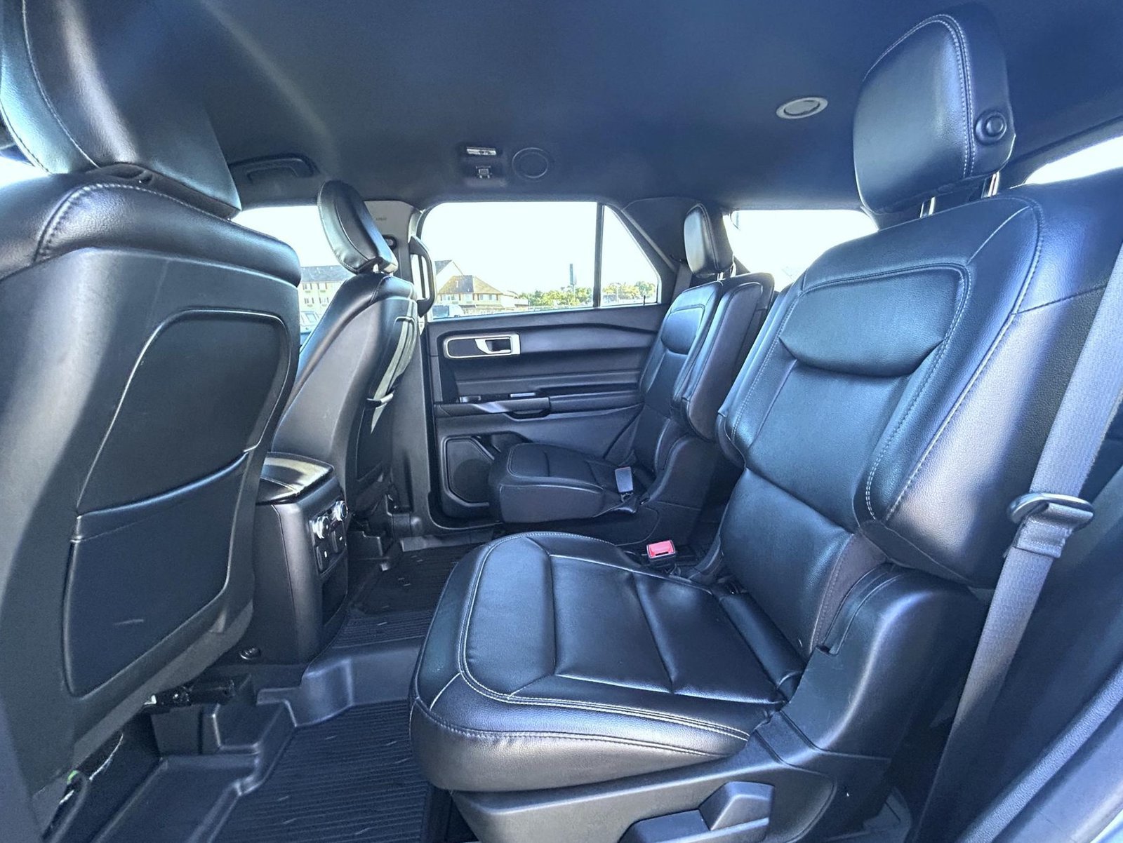 Used 2020 Ford Explorer XLT w/ Equipment Group 202A AWD/4WD image 21