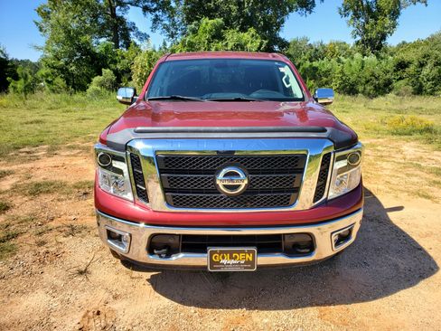 Used 2018 Nissan Titan SL image 17
