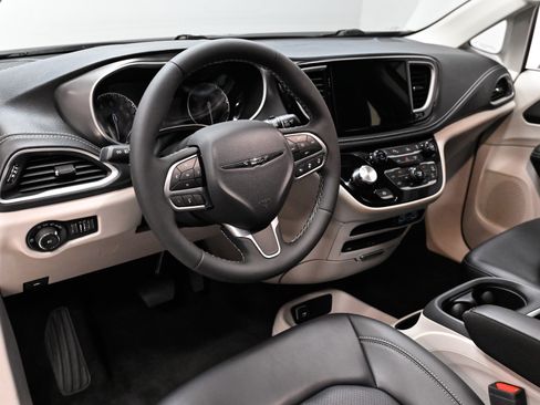 Used 2023 Chrysler Pacifica Touring-L w/ Uconnect Theater Family Group FWD image 9