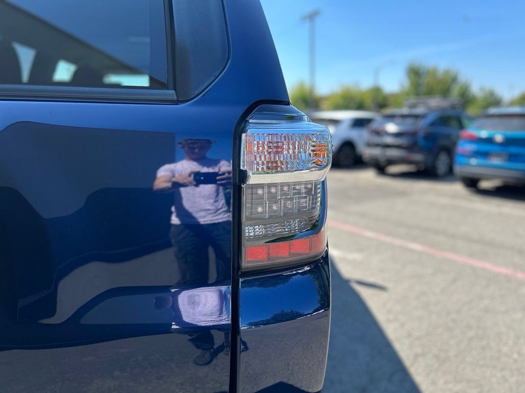 Used 2019 Toyota 4Runner SR5 AWD/4WD image 6