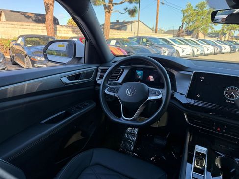 Used 2025 Volkswagen Atlas Cross Sport SE image 30