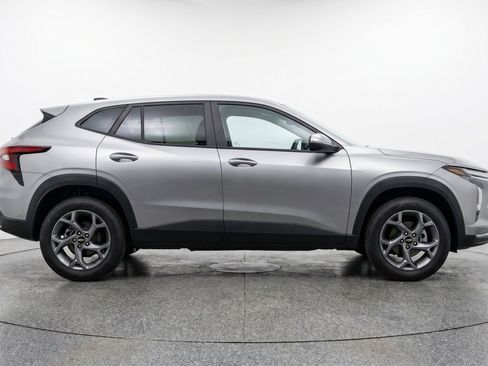 Used 2025 Chevrolet Trax LT FWD image 11