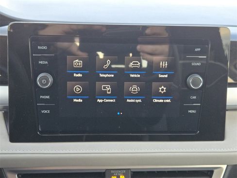 Used 2025 Volkswagen Taos SE image 18