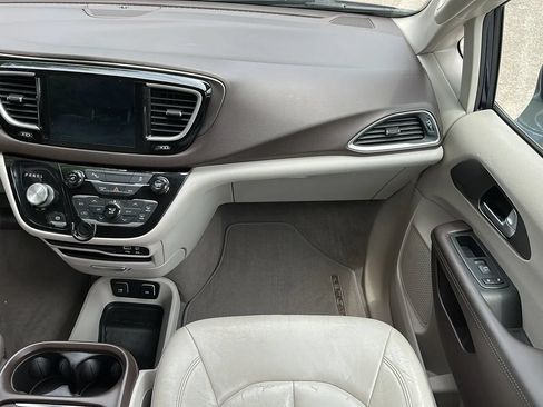 Used 2017 Chrysler Pacifica Touring-L FWD image 27