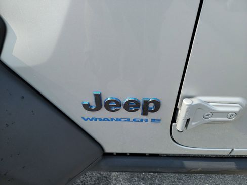 Used 2024 Jeep Wrangler Unlimited AWD/4WD image 12