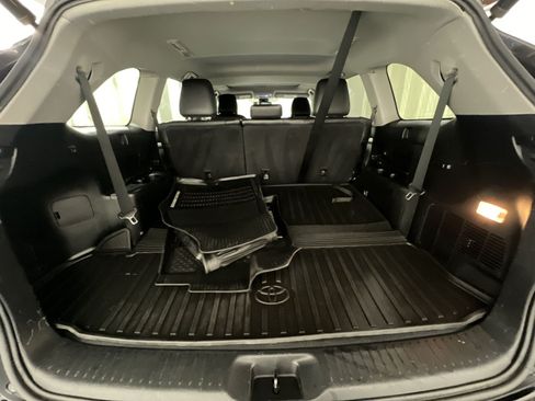 Used 2019 Toyota Highlander XLE AWD/4WD image 39