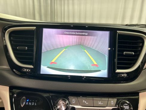 Used 2024 Chrysler Pacifica Touring-L image 18