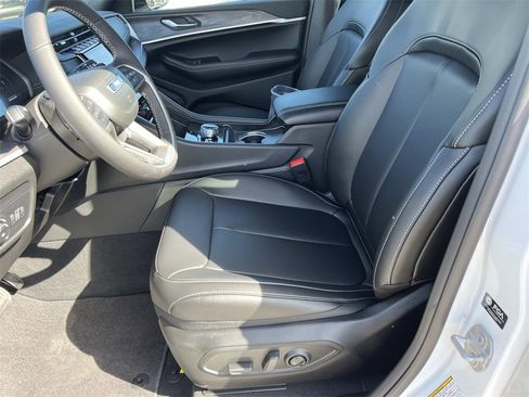 New 2025 Jeep Grand Cherokee Limited image 12