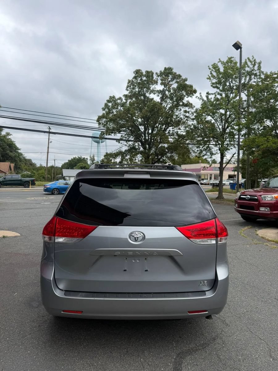 Used 2012 Toyota Sienna LE w/ Towing Pkg AWD/4WD image 3