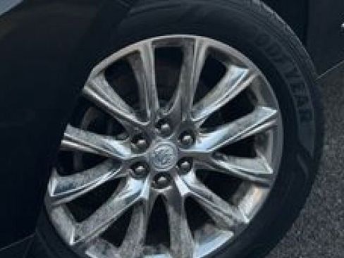 Used 2018 Buick Enclave Essence image 2