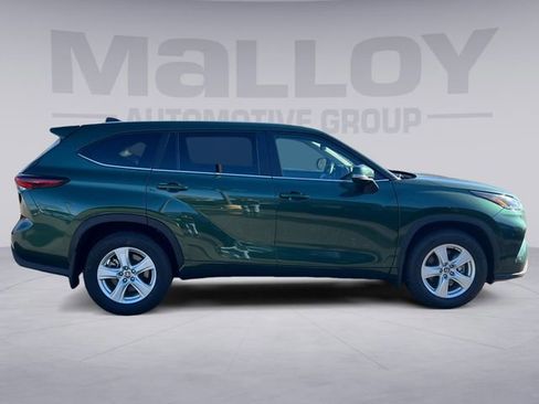 Used 2024 Toyota Highlander LE FWD image 6