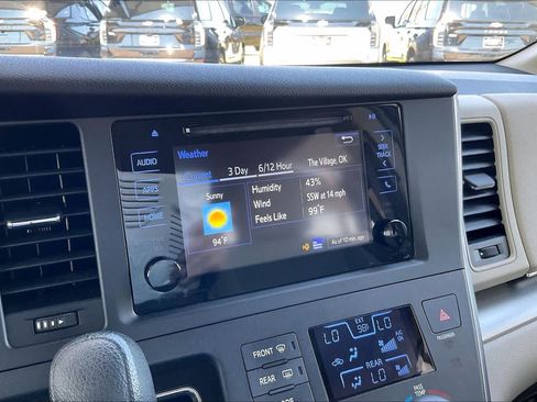 Used 2015 Toyota Sienna LE FWD image 30