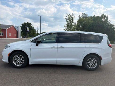 Certified 2024 Chrysler Pacifica Touring-L FWD image 2