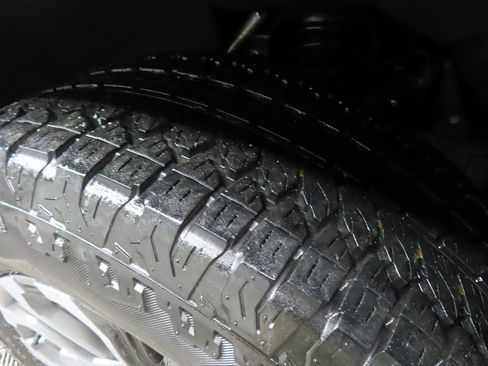 Used 2023 GMC Canyon Denali image 7