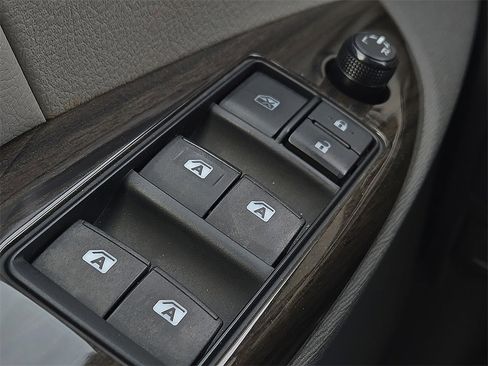 Used 2016 Toyota Sienna XLE image 17