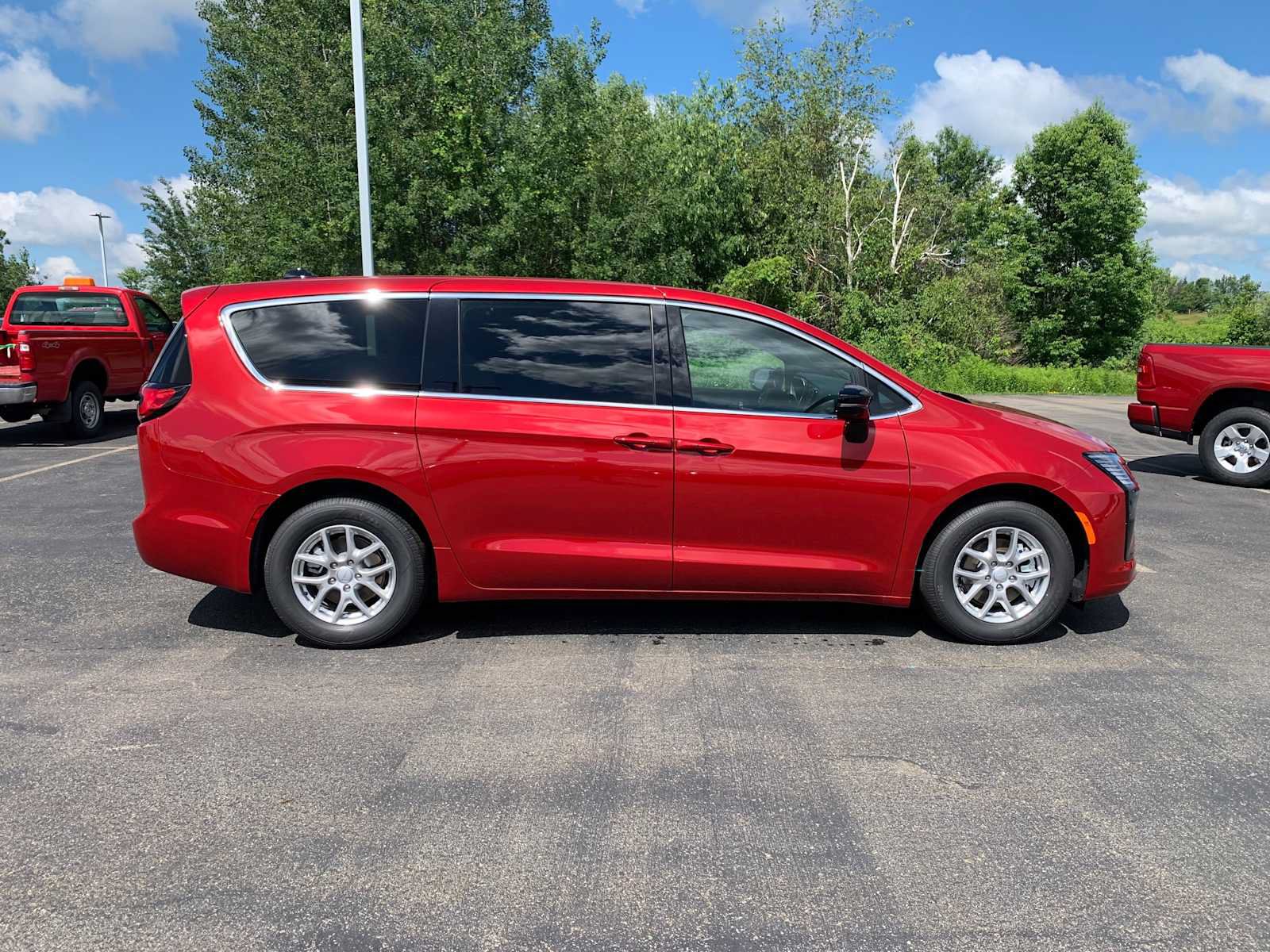 New 2027 Chrysler Pacifica Select FWD image 4