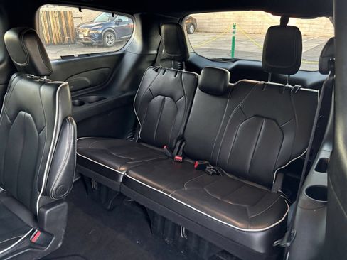 Used 2025 Chrysler Pacifica Limited FWD image 33