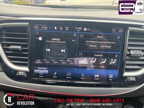 Used 2023 Chrysler Pacifica Touring-L FWD image 17
