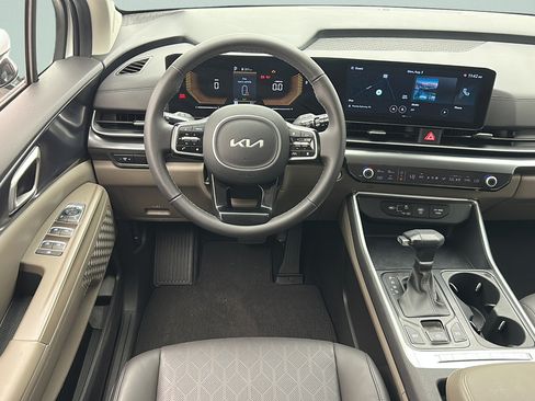 Used 2025 Kia Carnival FWD image 10