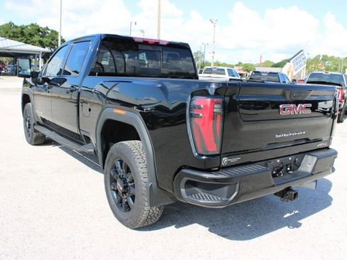 Used 2025 GMC Sierra 2500 AT4 w/ AT4 Premium Plus Package AWD/4WD image 8