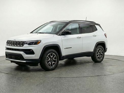 Used 2025 Jeep Compass Trailhawk image 3