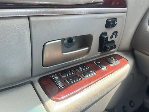 Used 2004 Lincoln Town Car Ultimate image 17