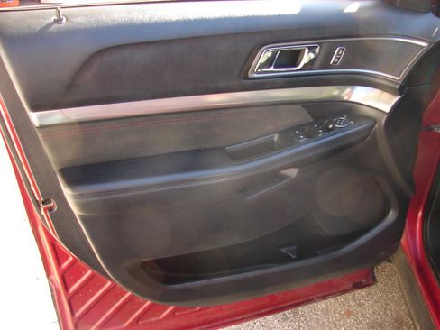 Used 2018 Ford Explorer XLT w/ Equipment Group 202A image 5