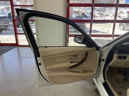 Used 2015 BMW 320i xDrive Sedan AWD/4WD image 9