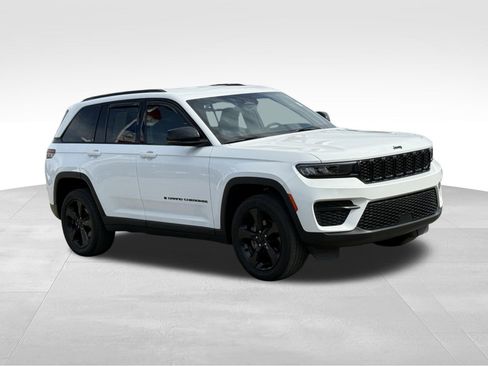 Used 2023 Jeep Grand Cherokee Altitude AWD/4WD image 11