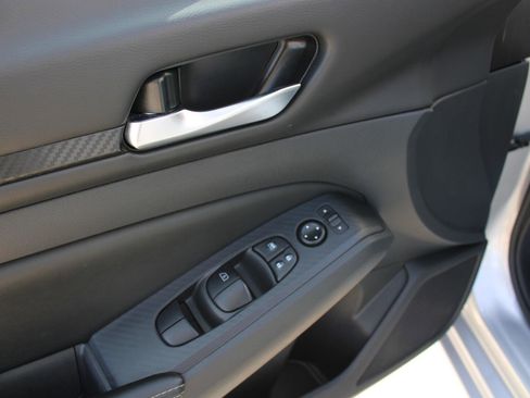 Used 2025 Nissan Altima 2.5 SV image 10