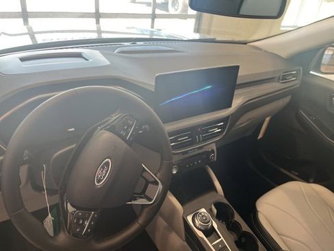 New 2025 Ford Escape SE w/ PHEV Premium Package image 10