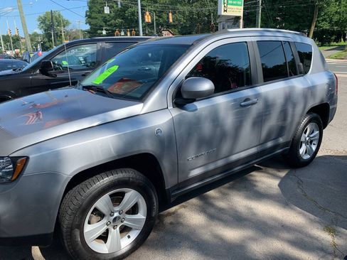 Used 2017 Jeep Compass Latitude AWD/4WD image 9