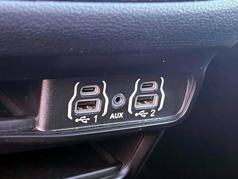 Used 2024 Chrysler Pacifica Limited FWD image 31