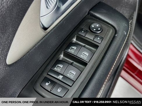 Used 2022 Chrysler Pacifica Limited w/ Uconnect Theater Family Group image 18