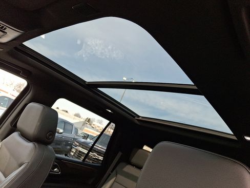 Used 2021 Chevrolet Tahoe LT w/ LT Signature Package image 16