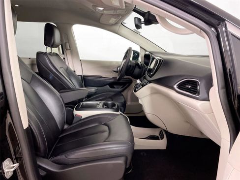 Used 2024 Chrysler Pacifica Touring-L FWD image 27