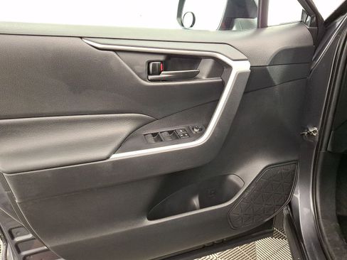 Used 2021 Toyota RAV4 LE AWD/4WD image 2