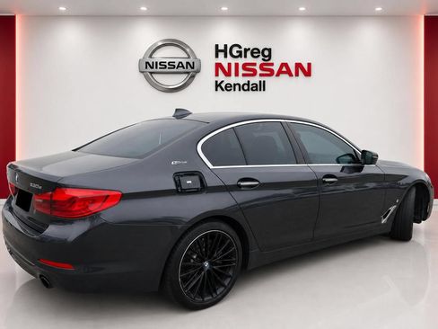 Used 2018 BMW 530e w/ Premium Package 2 RWD image 4
