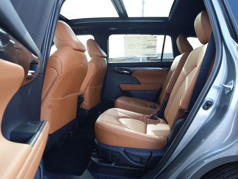 New 2026 Toyota Highlander Platinum image 25