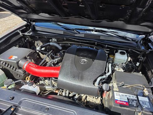 Used 2017 Toyota Tacoma TRD Off-Road w/ Premium & Technology Package AWD/4WD image 21