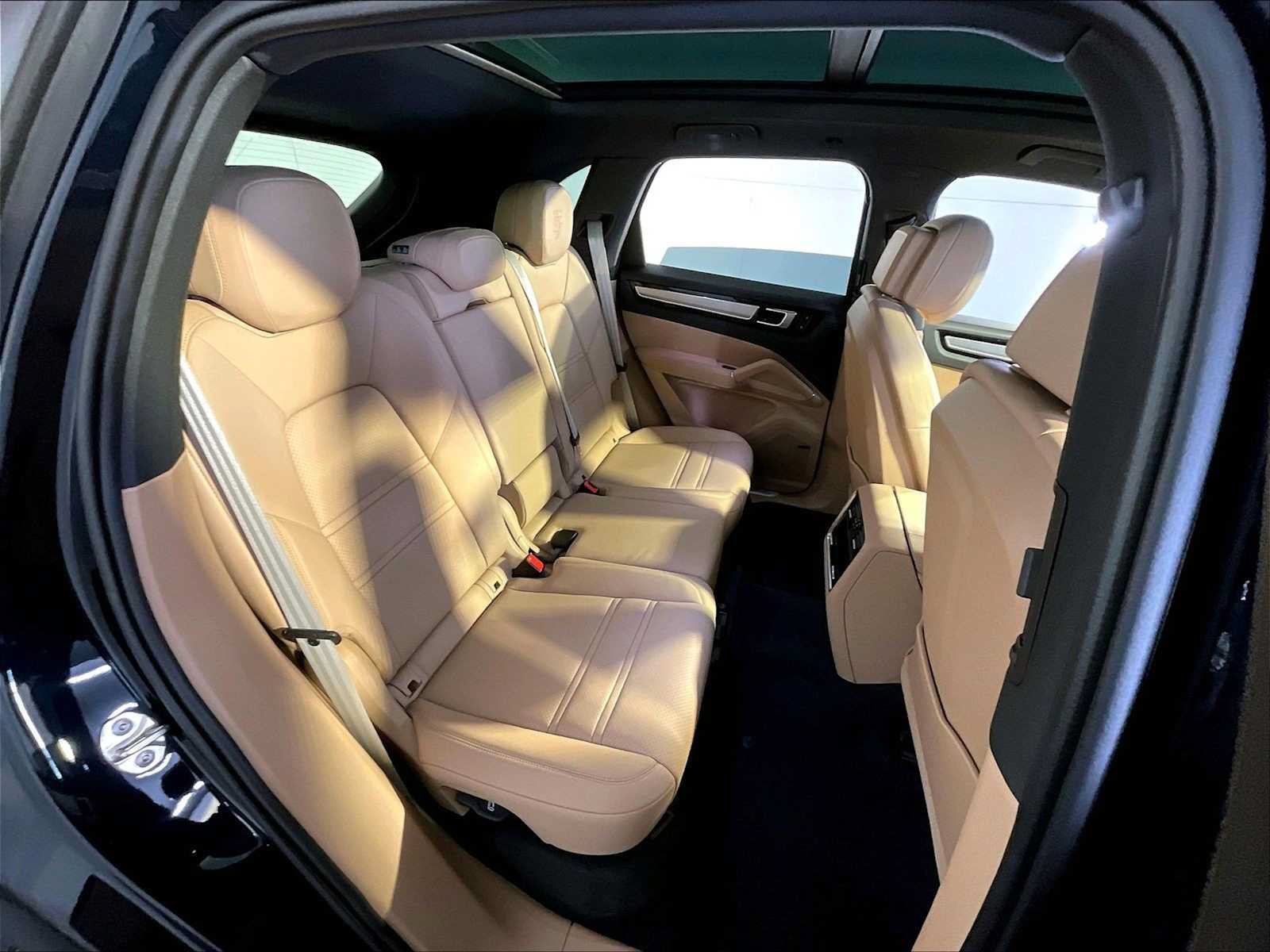 Certified 2022 Porsche Cayenne Platinum Edition AWD/4WD image 23