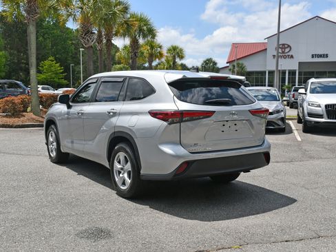 Used 2023 Toyota Highlander LE FWD image 3